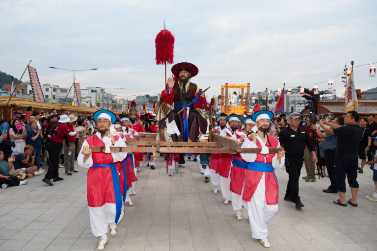 8. 11. - 통영에서 다시 만나는 이순신 제65회 통영한산대첩축제 12일 개막 1(삼도수군통제사 행차)-1